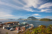 Die Tofino Docks und Meares Island, Britisch-Kolumbien, Kanada