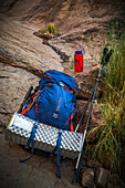 Rucksack, Wasserflasche und Wanderstock auf der Spur bei Lost Dutchman State Park, Arizona, USA