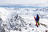 Ein Skifahrer steht auf einem Felsvorsprung und erkunden die Anden von Cerro Catedral in Argentinien