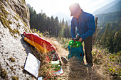 Ein Kletterer packt seine Tasche vor dem Klettern in der Chehalis Gegend, Fraser Valley, British Columbia