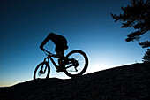 Alex Leich Mountain Biking auf den nackten Granitplatten von Whitehorse Ledge in North Conway, New Hampshire