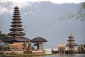 Indonesien, Bali, Bedugul, der Tempel von Ulun Danu liegt am Rande des Bratansees Der Tempel mit seinen Atap Meru (Schlafdächern) von 11 Dächern ist der Göttin der Gewässer gewidmet