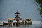 Indonesien, Bali, Bedugul, der Tempel von Ulun Danu liegt am Ufer des Bratansees. Der Tempel mit seinen Atap Meru (Schlafdächern) von 11 Dächern ist der Göttin der Gewässer gewidmet