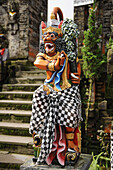 Indonesien, Bali, Bedugul, Statue im Tempel von Ulu Ulun Danu. Der Tempel von Ulu Ulun Danu liegt am Ufer des Bratansees. Der Tempel ist der Göttin der Gewässer gewidmet