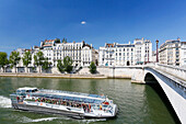 Frankreich, Paris. 4. Arrondissement. Die Ile St. Louis. Boot auf der Seine. Tournelle-Brücke im Vordergrund rechts.