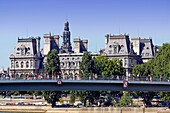 Frankreich, Paris, 4. Arrondissement, Fassade des Hotel de Ville (Seine-Seite). Im Vordergrund: die Saint Louis Brücke, Touristen darauf