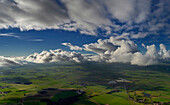 Frankreich, Luftaufnahme auf Wolkenhöhe über die Landschaft von Vendee