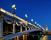 Frankreich, Paris, Alexandre III Brücke bei Nacht