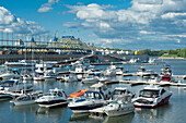 Kanada. Provinz von Quebec, Montreal. Der alte Hafen. Der Yachthafen und die Big Top des Cirque du Soleil
