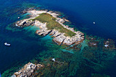 Frankreich, Westfrankreich, Vogelperspektive von Quiberon-Halbinsel. Kleine Insel vor der Pointe Conguel.