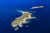Frankreich, Westfrankreich, Vogelperspektive von Quiberon-Halbinsel. Kleine Insel vor der Pointe Conguel.
