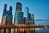'Das Moskauer internationale Geschäftszentrum (MIBC), alias ''Moskau-Stadt'', in der Dämmerung. Moskau, Russland.'