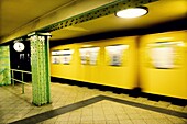 Fahrender Zug in Voltastrasse-U-Bahnstation. Berlin, Deutschland