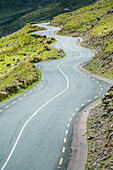 Kurvenreiche Straße zum Pass, Connor Pass, Dingle-Halbinsel, County Kerry, Provinz Munster, Republik Irland, Europa