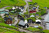 Dorf mit vielen Grasstop Dächern, Vagar, Färöer, Dänemark