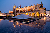 Hauptplatz und Sukiennice ,Die Tuchhallen, im Morgengrauen, UNESCO-Weltkulturerbe, Krakau, Polen, Europa