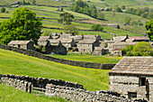 Steinhütten im abgelegenen Dorf Thwaite im oberen Swaledale, Yorkshire Dales, Yorkshire, England, Vereinigtes Königreich, Europa