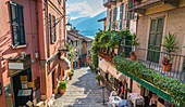 Geschäfte auf Salita Serbelloni in der historischen Altstadt mit dem See in der Ferne, Bellagio, Comer See, Lombardei, Italienische Seen, Italien, Europa