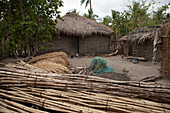 Eine traditionelle Lehmhütte mit einem Strohdach und einem Sonnenkollektor auf der Spitze, Tansania, Ostafrika, Afrika