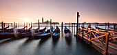 Blick in Richtung San Giorgio Maggiore in der Morgendämmerung von Riva Degli Schiavoni, mit Gondeln im Vordergrund, Venedig, UNESCO Weltkulturerbe, Veneto, Italien, Europa