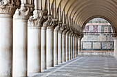 Säulen und Bögen, Markusplatz, Venedig, UNESCO Weltkulturerbe, Veneto, Italien, Europa