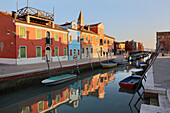 Bunte Häuser und Reflexionen im Kanal, Insel Burano, Venedig, UNESCO-Weltkulturerbe, Veneto, Italien, Europa