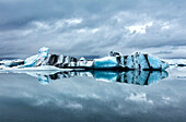 Eisberge und Reflexionen auf Gletscherlagune Jokulsarlon, Südisland, Polarregionen