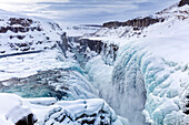 Gullfoss Wasserfall, teilweise gefroren im Winter, Gullfoss, Island, Polarregionen