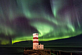 Spektakuläre Darstellung der Aurora Borealis ,Nordlichter, bei Gardur, auf der Reykjanes-Halbinsel, Island, Polarregionen