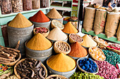 Anzeige von Gewürzen und Potpourri im Gewürzmarkt ,Rahba Kedima Square, in den Souks von Marrakesch, Marokko, Nordafrika, Afrika