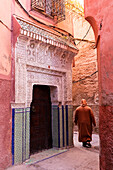 Lokaler Mann kleidete in traditionellem djellaba an, das durch Straße in der Kasbah, Marrakesch, Marokko, Nordafrika, Afrika geht