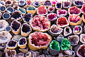 Mineralien für den Verkauf an Touristen als Souvenirs an der Seite der Straße in Tiz n Tichka Pass oder Atlasgebirge, Marokko, Nordafrika, Afrika