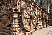 Huge stone chariot wheel on Konark Sun Temple ,Black Pagoda, 13th century Hindu temple built as a massive chariot for the sun god Surya, UNESCO World Heritage Site, Konarak, Odisha, India, Asia