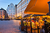Restaurant und bunten Gebäuden am Stortorget, Altstädter Ring in Gamla Stan in der Abenddämmerung, Stockholm, Schweden, Skandinavien, Europa