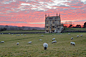 Bankett House of Campden House und Schafe bei Sonnenuntergang, Chipping Campden, Cotswolds, Gloucestershire, England, Vereinigtes Königreich, Europa