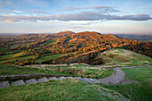 Iron-age British Camp Hill Fort und die Malvern Hills im Herbst, Great Malvern, Worcestershire, England, Vereinigtes Königreich, Europa