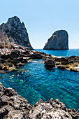 Badeanstalt La Fontelina mit Blick auf die Faraglioni Felsen vor Capri, Insel Capri, Golf von Neapel, Italien