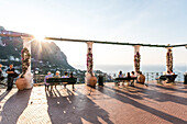 Menschen geniesen den Sonnenuntergang auf der Piacetta von Capri, Insel Capri, Golf von Neapel, Italien