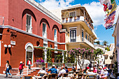 Menschen auf der Terrasse des Hotel Quisisana auf Capri, Insel Capri, Golf von Neapel, Italien