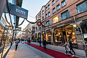 Blick auf die weihnachtliche Fussgängerzone von Stockholm, Stockholm, Schweden