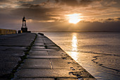 Sonnenaufgang an der Nordmole, Nationalpark Wattenmeer, Jadebusen, Nordsee, Wilhelmshaven, Niedersachsen, Deutschland