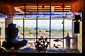 Aquarium am Fenster in kleinem Restaurant Refugio del Águila in der Nähe von dem Bunker Mirador del Aguila, Mallorca, Balearische Inseln, Spanien