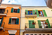 Kuscheltier in einem Fenster in der Nähe von Rambla, in der Altstadt von Palma, Ciutat Antiga, Palma de Mallorca, Majorca, Balearen, Balearische Inseln, Mittelmeer, Spanien, Europa