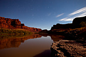Zeitaussetzung von Mondlicht und streifenden Sternen, die Colorado River, Canyonlands National Park, Utah erhellen