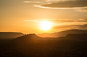 Majestätische Landschaft mit Sedona Stadt und Silhouetten von Bergen bei Sonnenuntergang, Arizona, USA