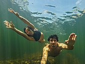 Unterwasser-selfie von lächelnden schwimmenden Paaren, Serra do Cipo Nationalpark, Minas Gerais, Brasilien