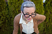 Fotografie der jungen Frau gekleidet als alte Frau mit grauem Haar und Brillen, Vancouver, British Columbia, Kanada