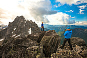 Bergsteiger, der ein anderes am Gipfel des Bergs Rexford, Chilliwack, Britisch-Columbia, Kanada fotografiert