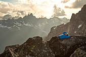 Fotografie des Bergsteigers an zurück liegen beim Stillstehen am Gipfel des Berges in der Nordkaskaden-Gebirgszug, Chilliwack, Britisch-Columbia, Kanada