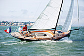 Bucht von Arcachon (in Französisch, das Bassin d'Arcachon, auch bekannt als le Bassin) ist eine Bucht des Atlantiks an der Südwestküste Frankreichs, in Pays de Buch zwischen der Côte d'Argent und der Côte des Landes gelegen , in der Region Aquitanien. Die